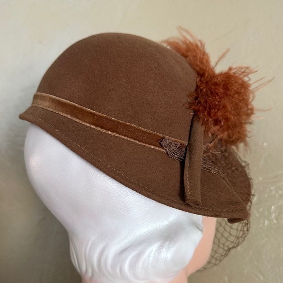 CAPTIVATING 1930s' TAN CLOCHE HAT WITH RUST OSTRICH FEATHERS + VEIL - Picture 7 of 13